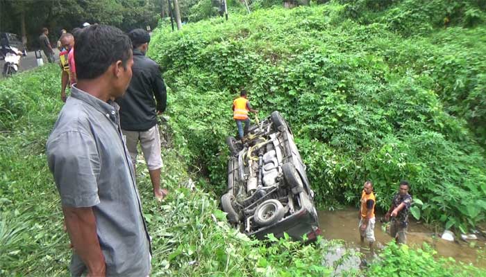 Kecelakaan, Mobil Pemudik Kota Solok Masuk Jurang di Dharmasraya 1 Mobil Pemudik Kota Solok Masuk Jurang di Dharmasraya