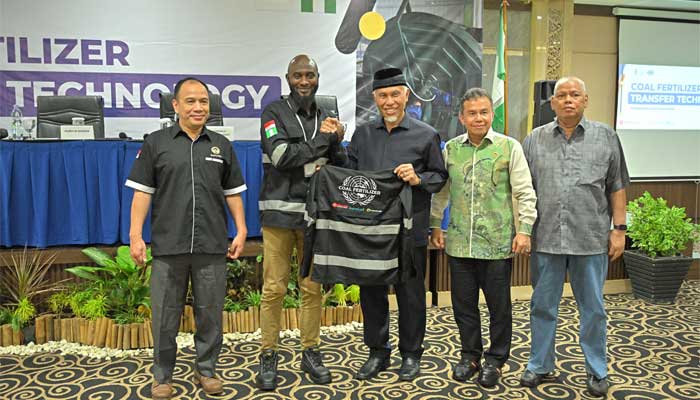 Saputra Academy Adakan Pelatihan Pembuatan Pupuk Berbasis Batubara di Sumbar 1 Gubernur Sumbar, Mahyeldi Ansharullah, saat pembukaan pelatihan pembuatan pupuk berbasis batubara pertama di dunia, yang digelar oleh Saputra Academy di Sumbar
