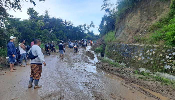 Pemkab Agam Gercep Bersihkan Longsor di Panta dan Pauh