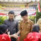 Wakil Bupati Solok Selatan, H Yulian Efi dan Ketua DPRD Zigo Rolanda serahkan Beras Pangan di Padang Gantiang. (f/pemkab)Wakil Bupati Solok Selatan, H Yulian Efi dan Ketua DPRD Zigo Rolanda serahkan Beras Pangan di Padang Gantiang
