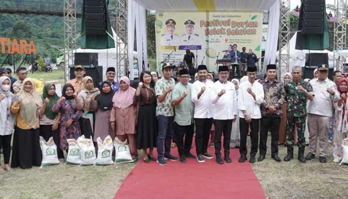 Pemkab Solsel Serahkan Bantuan Beras di Lubuk Gadang Utara