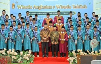 Gubernur Sumbar, Mahyeldi hadiri Wisuda Angkatan XV dan Wisuda Tahfiz MAS Tahun 2023/2024 lembaga pendidikan tersebut di GOR Perguruan Islam Ar Risalah Padang