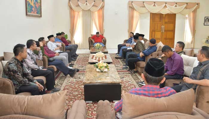 Bupati Agam Bahas Percepatan Realisasi MoU Pengelolaan Pasar Padang Luar 1 Bupati Agam melakukan rapat terkait pengelolaan Pasar Padang Lua
