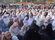 Ribuan Warga dan Perantau Padang Panjang Salat Id di Lapangan Bancalaweh