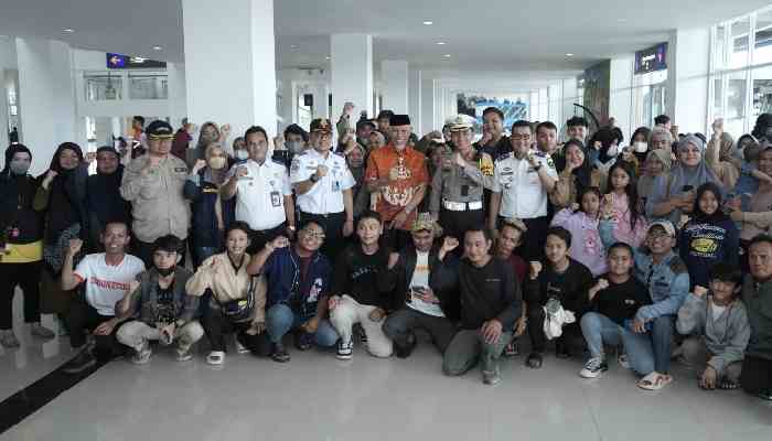 Gubernur Sumbar, Mahyeldi Menyambut Kedatangan Rombongan Pemudik Di Terminal Tipe A Anak Air Kota Padang