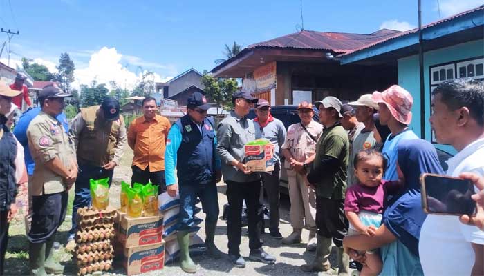 Sekdakab Solok Bawa Bantuan untuk Korban Longsor di Nagari Koto Laweh dan Salayo Tanang Bukik Sileh