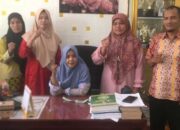 Kepala Sekolah Sukmi Hidayati bersama para guru MIN 1 Solok Selatan
