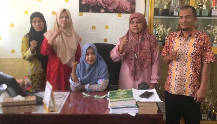 Kepala Sekolah Sukmi Hidayati bersama para guru MIN 1 Solok Selatan