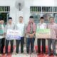Ketua DPRD Sumbar, Supardi serahkan bantuan saat Safari Ramadan di Masjid Sabilillah Sicincin, Payakumbuh