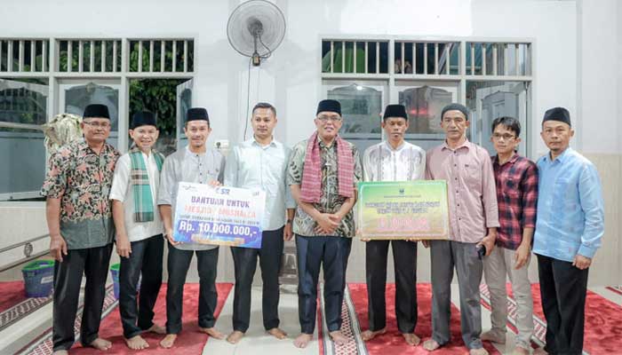 Safari Ramadan di Masjid Sabilillah Sicincin Payakumbuh, Ketua DPRD Sumbar Ajak Generasi Muda Lebih Mencintai Daerah 1 Ketua DPRD Sumbar, Supardi serahkan bantuan saat Safari Ramadan di Masjid Sabilillah Sicincin, Payakumbuh