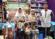 Tim Sirah Nabawiyah Community Serahkan Buku ARRK kepada Taman Baca Mutiara Hati Bukittinggi