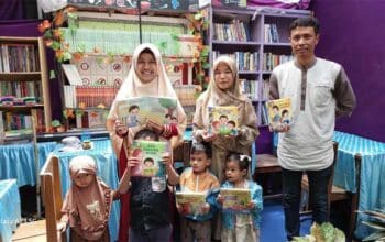 Tim Sirah Nabawiyah Community Serahkan Buku Arrk Kepada Taman Baca Mutiara Hati Panorama Baru Bukittinggi