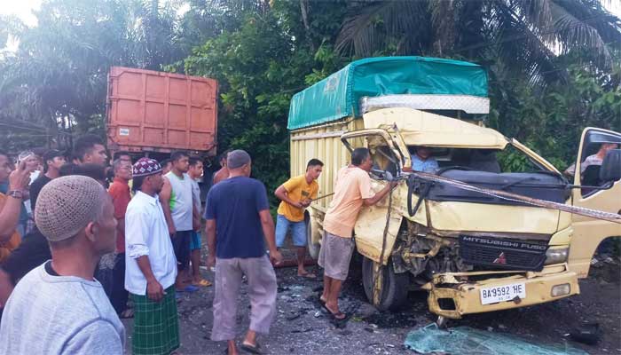 Kecelakaan Lalu Lintas di Sijunjung, Truk Tronton dan Colt Diesel Ringsek 1 Kecelakaan lalu lintas di ruas Jalan lintas Sumatra KM 157 dari Padang di Jorong Koto, Nagari Sungai Lansek, Kecamatan Kamang Baru, Kabupaten Sijunjung, Sumatera Barat.