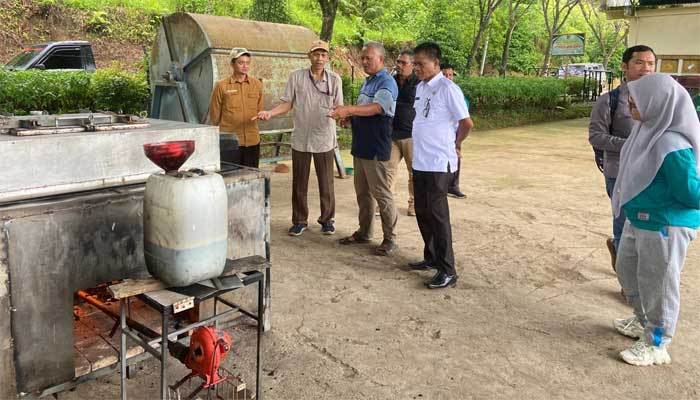 Febri Sugana, Pembina Lingkungan di Agam, mendapat Verifikasi dan Validasi Lapangan Nominator Penerima Penghargaan Kalpataru Tahun 2024.