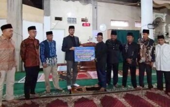 Wako Bukittinggi Serahkan Dana Hibah Rp 5 M Untuk Masjid Jami' Mandiangin