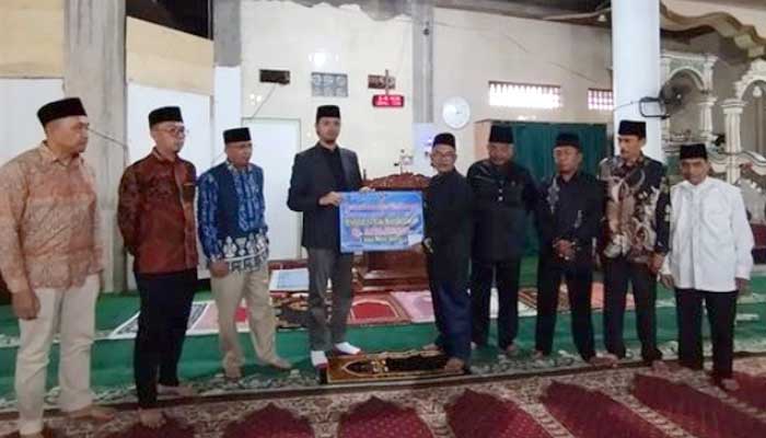 Wako Bukittinggi Serahkan Dana Hibah Rp 5 M untuk Masjid Jami' Mandiangin