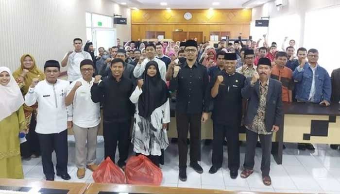 Wako Bukittinggi Serahkan Paket Lebaran kepada Guru PAI Honorer Kemenag