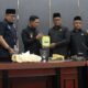 Wawako Ekos Albar serahkan Laporan Pertanggungjawaban Pelaksanaan APBD 2023 kepada Ketua DPRD Kota Padang, Syafrial Kani.