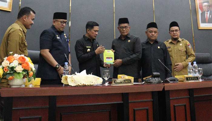 Rapat Paripurna DPRD Padang, Wawako Ekos Albar Sampaikan Laporan Pertanggungjawaban Pelaksanaan APBD 2023 1 Wawako Ekos Albar serahkan Laporan Pertanggungjawaban Pelaksanaan APBD 2023 kepada Ketua DPRD Kota Padang, Syafrial Kani.
