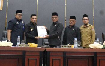 Wawako Ekos Albar Serahkan Laporan Pertanggungjawaban Pelaksanaan Apbd 2023 Kepada Ketua Dprd Kota Padang, Syafrial Kani.