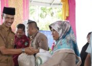 Wakil Bupati Solok Selatan, Yulian Efi Serahkan Beras Bantuan Pangan Kepada Warga Pauh Duo