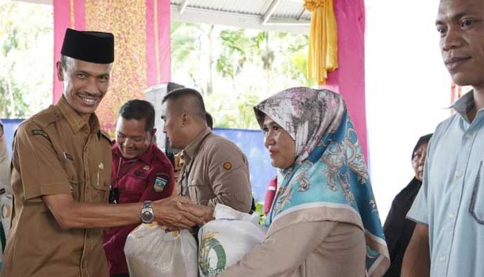 Wakil Bupati Solok Selatan, Yulian Efi serahkan beras bantuan pangan kepada warga Pauh Duo