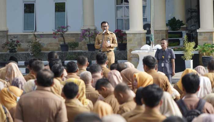 Bupati Khairunas dalam Apel Gabungan ASN di lingkup pemerintah kabupaten Solok Selatan