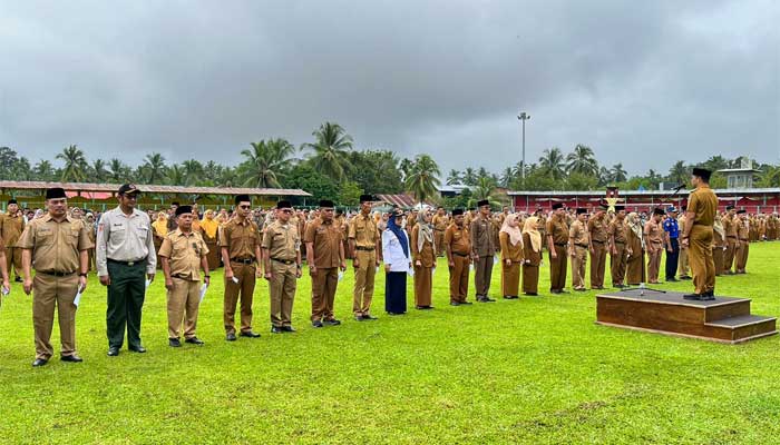 Wabup Sijunjung: Pejabat, ASN dan Pegawai Harus Berdisiplin Tinggi dan Kompak 1 Apel gabungan Pemkab Sijunjung di Lapangan M Yamin Muaro