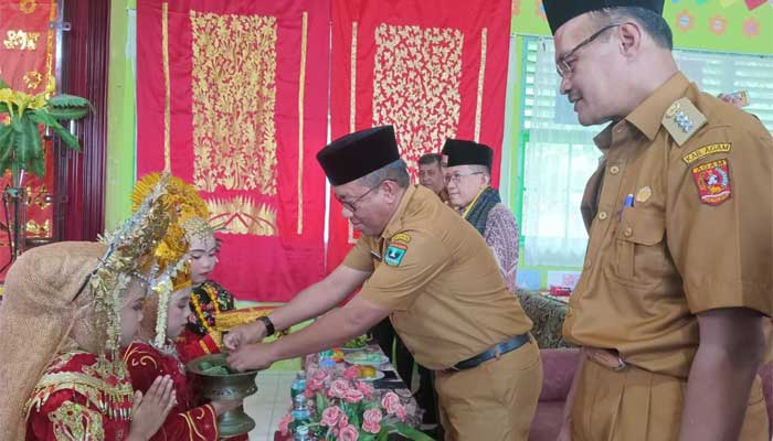 Jumlah Rumah Tahfiz di Kabupaten Agam Meningkat 1 Camat Tilatang Kamang, Noviardi Ismail, dalam acara wisuda tahfiz III dan khatam al Quran yang ke satu di MIN 5 Agam Nagari Persiapan Koto Tangah Lamo