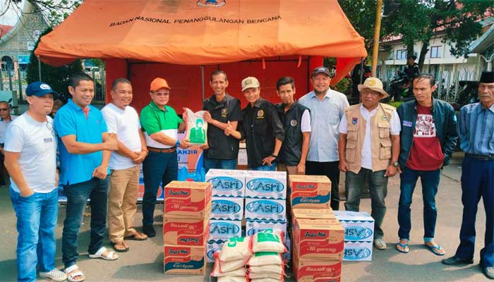 Almaisyar Salurkan Bantuan ke Posko Balai Wartawan Luak Limopuluah Peduli Bencana