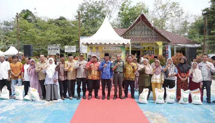 924 KPM di Sangir Jujuan Solsel Terima Bantuan Beras Tahap Kedua 1 KPM di Sangir Jujuan, Solok Selatan, Terima Bantuan Beras Tahap Kedua