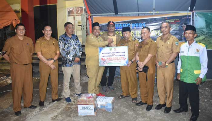 Bupati Padang Pariaman Salurkan Bantuan bagi Korban Bencana Agam
