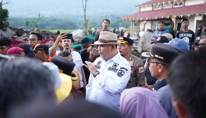 Bupati Solok bersama Tim Sigap Bencana Serahkan Bantuan untuk Korban Banjir Lahar Dingin di Agam