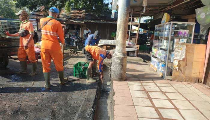DLH Muba Gotong Royong Bersihkan Pasar Perjuangan Sekayu