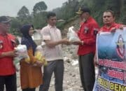 DPC Pemuda Batak Bersatu Padang Panjang Serahkan Bantuan Sembako kepada Korban Banjir di Sangkua