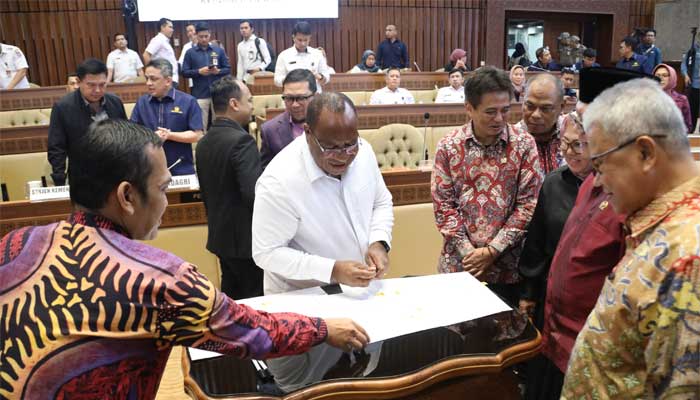 Pemerintah diwakili Wamendagri, John Wempi Wetipo bersama DPR RI sepakati 27 RUU tentang Kabupaten/Kota dibawa ke Sidang Paripurna