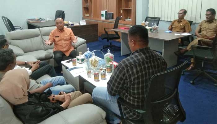 Sekda Agam Ajak Media Edukasi dan Sebarluaskan Informasi Program Daerah kepada Masyarakat 1 Sekdakab Agam, Edi Busti terima kunjungan silaturahmi Redaksi Harian di ruang kerjanya