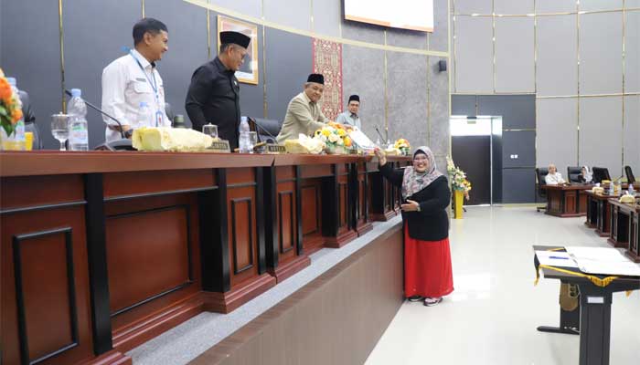 Elly Thrisyanti menyampaikan pandangan fraksi Partai Gerindra