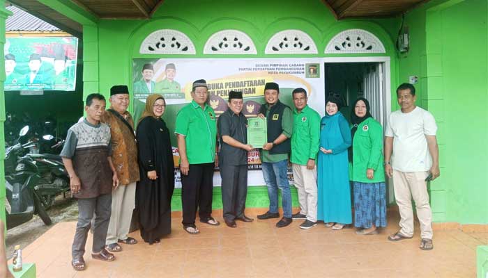 Falevi Mazni Kembalikan Formulir Pendaftaran Cakada ke PPP Payakumbuh