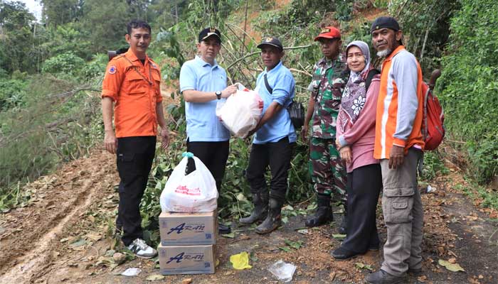 5 Tim Pemko Sawahlunto Tinjau Puluhan Titik Longsor, Dirikan Dapur Umum dan Posko Bencana 1 Penjabat Walikota Sawahlunto, Fauzan Hasan serahkan bantuan kepada warga terdampak longsor