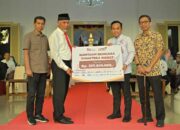 Gubernur Mahyeldi Terima Bantuan Bencana dari FK IJK Sumbar