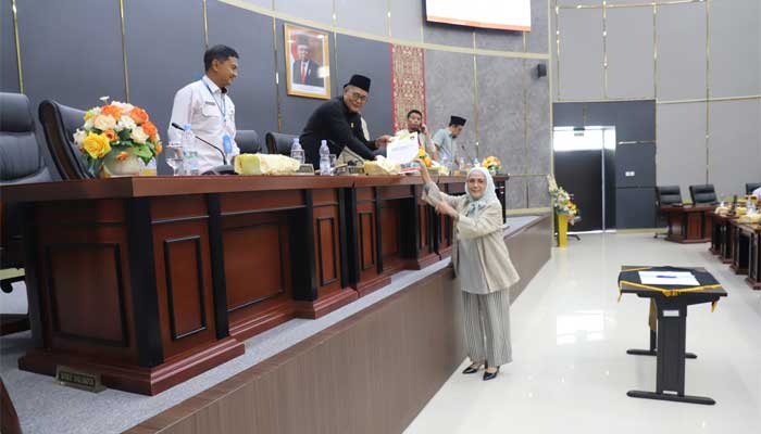 Irawati Maureksa menyampaikan pandangan fraksi PAN