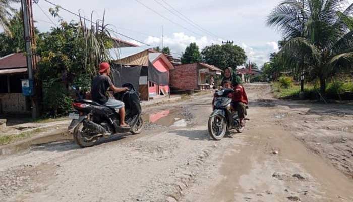 Jalan Penghubung di Sei Beluru rusak berat
