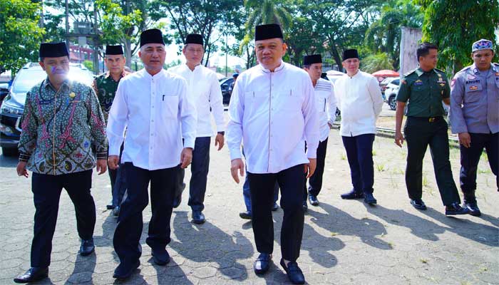 Lepas 270 JCH Muba, Pj Bupati Sandi Fahlepi Minta Jemaah Haji Jaga Kesehatan 1 Bupati Sandi Fahlepi bersama Sekda Apriyadi Mahmud Lepas 270 JCH Muba