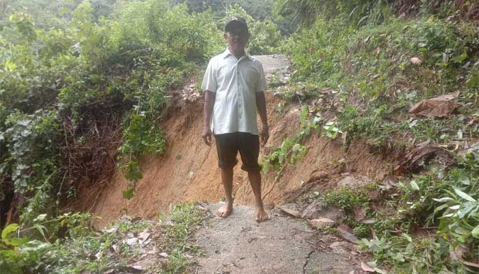 Jalan Sisawah via Padang Laweh di Kabupaten Sijunjung longsor, akses putus total