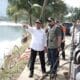 Wakil Gubernur Sumbar, Audy Joinaldy, saat mendampingi Menko PMK Muhadjir Effendy meninjau penanganan bencana di Sumbar