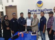 Mesra Kembalikan Berkas Pendaftaran ke DPD Partai Nasdem Padang Panjang