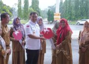 Bupati Dharmasraya, Sutan Riska Tuanku Kerajaan saat penyerahan ambulans kepada 7 Kepala Puskesmas