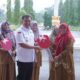 Bupati Dharmasraya, Sutan Riska Tuanku Kerajaan saat penyerahan ambulans kepada 7 Kepala Puskesmas