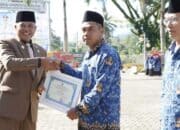 Momen Hari Pendidikan Nasional, Pemkab Solsel Berikan Penghargaan kepada Lembaga dan Pendidik